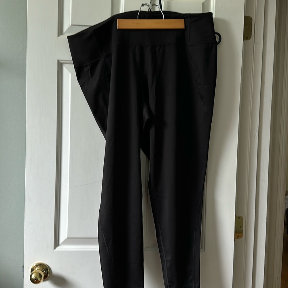 Livi Active Black 7/8 length Size 26/28 Legging
